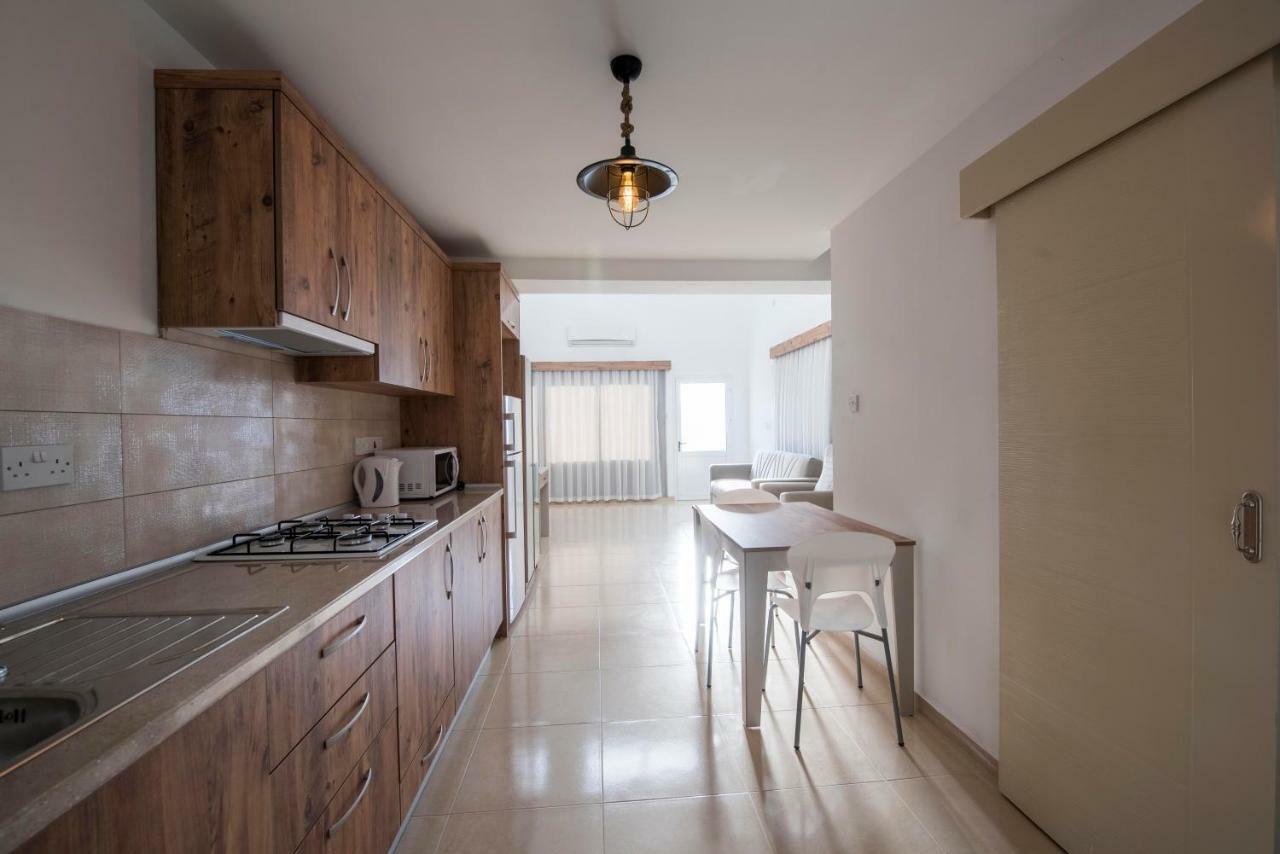 Deniz Airport Suites Nikosia Exterior foto