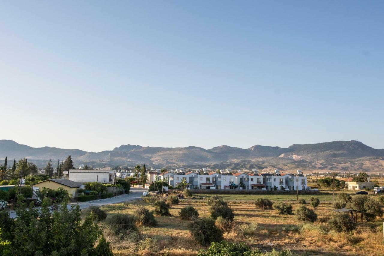 Deniz Airport Suites Nikosia Exterior foto
