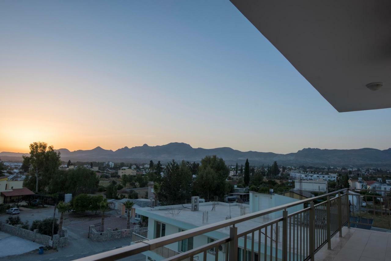 Deniz Airport Suites Nikosia Exterior foto