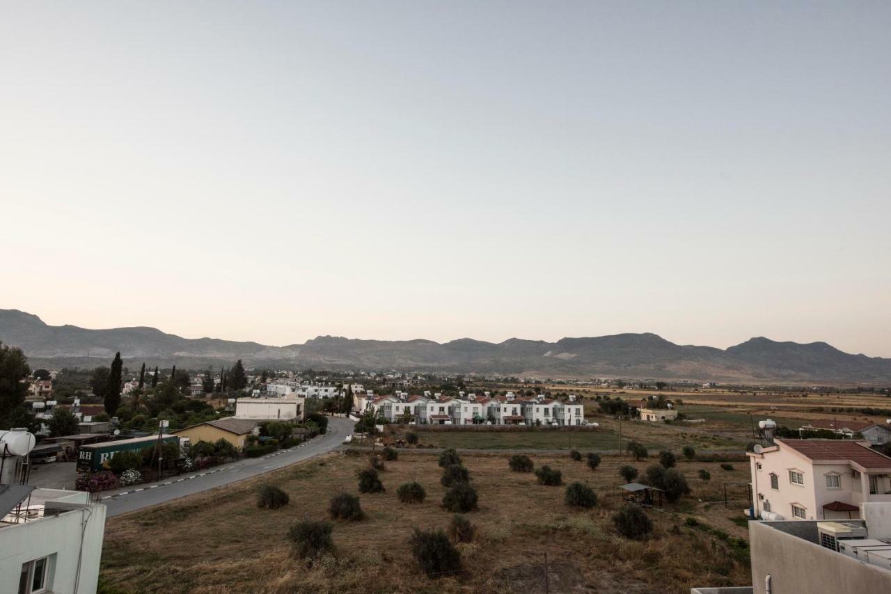 Deniz Airport Suites Nikosia Exterior foto