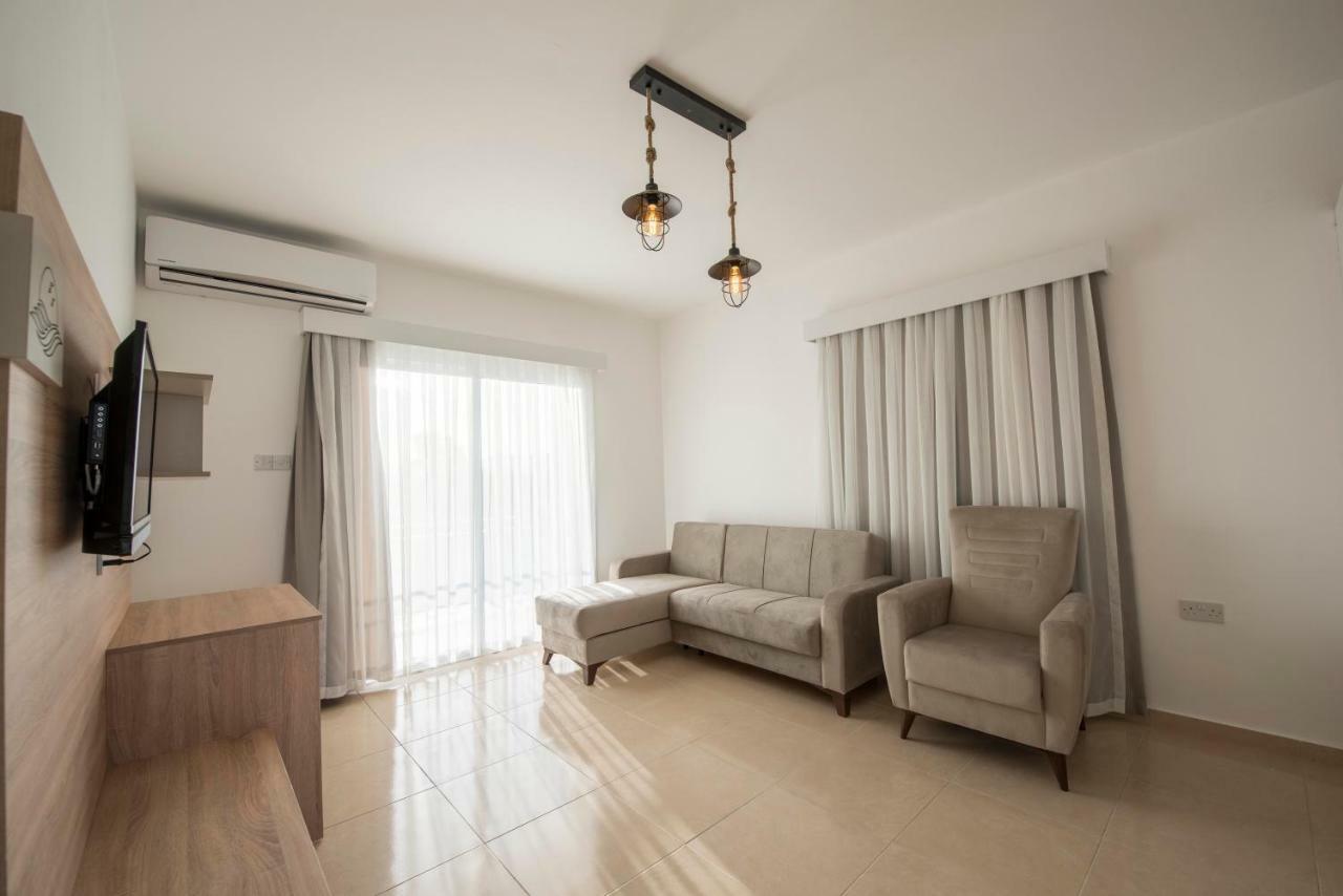 Deniz Airport Suites Nikosia Exterior foto
