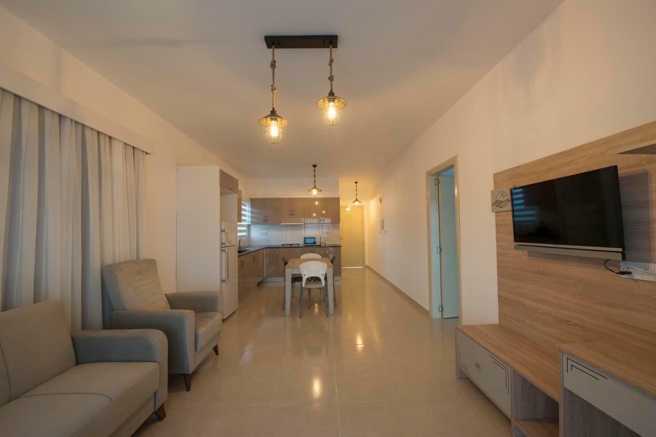 Deniz Airport Suites Nikosia Exterior foto