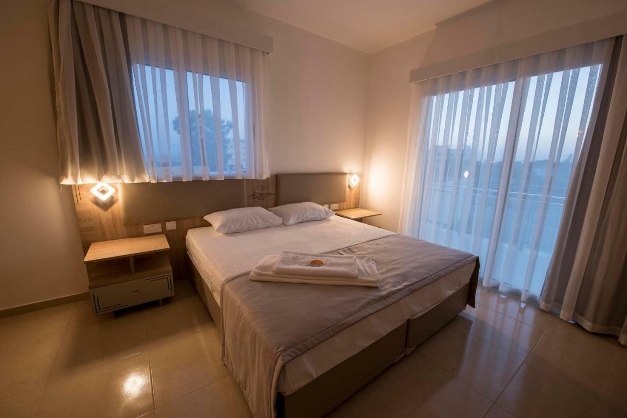 Deniz Airport Suites Nikosia Exterior foto