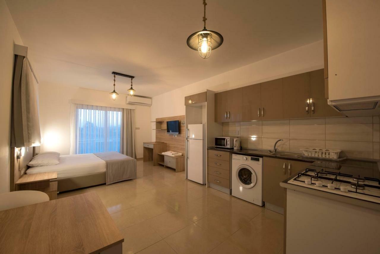 Deniz Airport Suites Nikosia Exterior foto